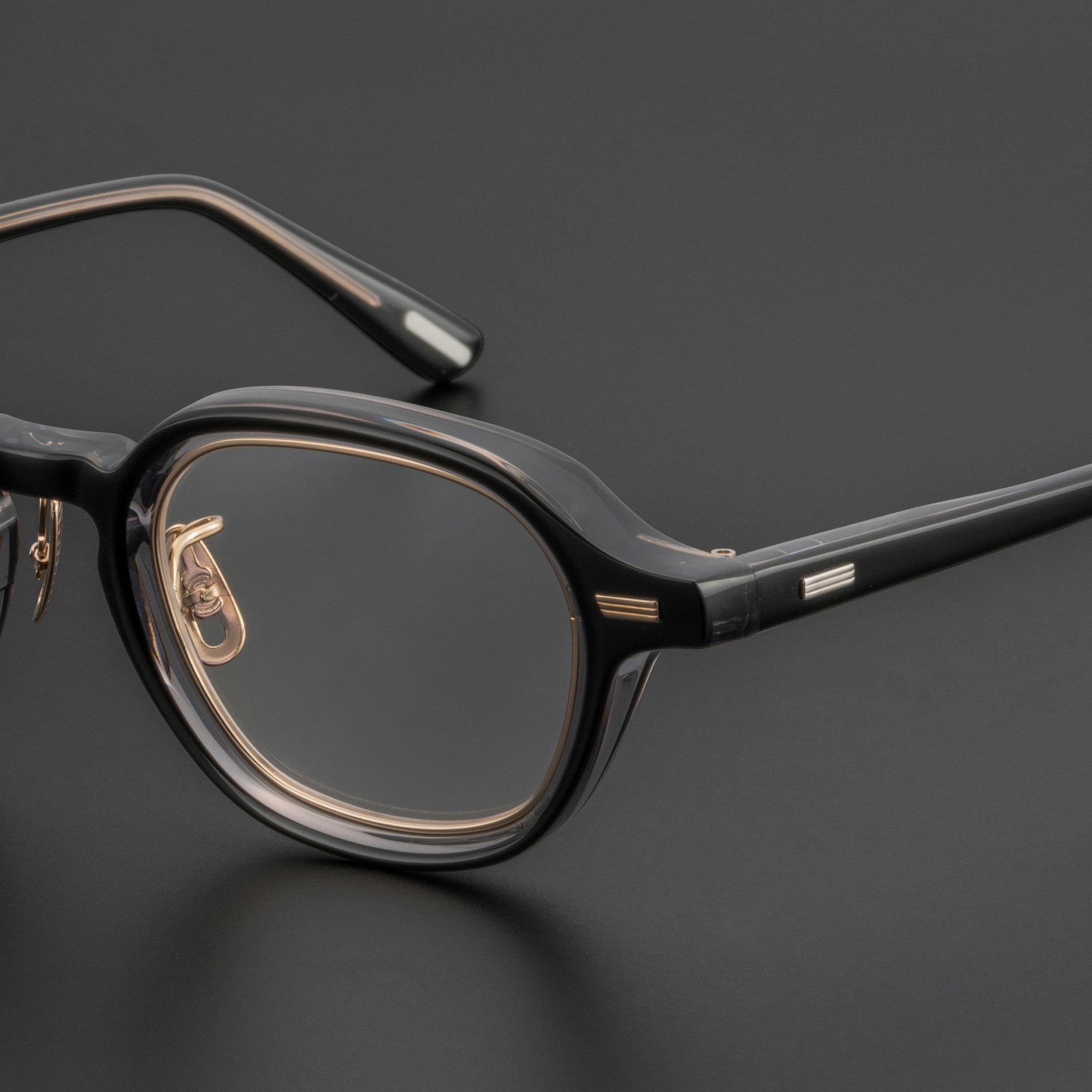 BEACON Black White-Gold